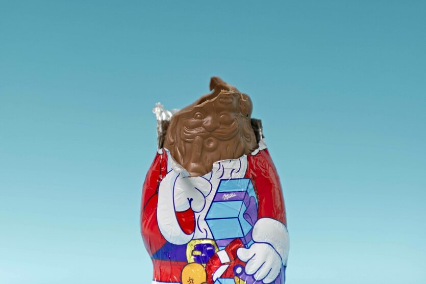 Ein angebissener Schokoladenweihnachtsmann