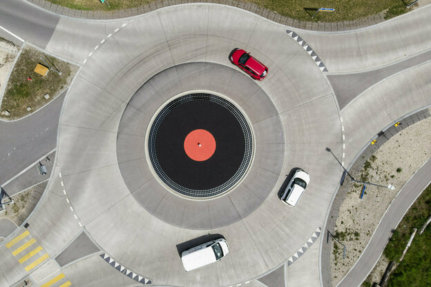 Ein Autobahnkreisel in der Mitte symbolisch ein Plattenkreisel