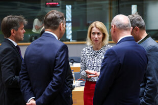 Kaja Kallas im Kreise der EU-Außenminister