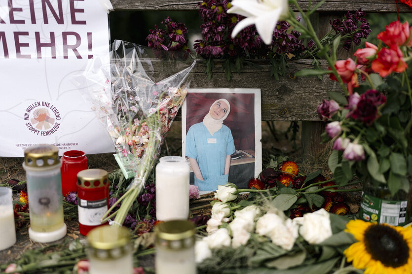 Bild der ermordeten Rahma Ayat, umrahmt von Blumen und Kerzen