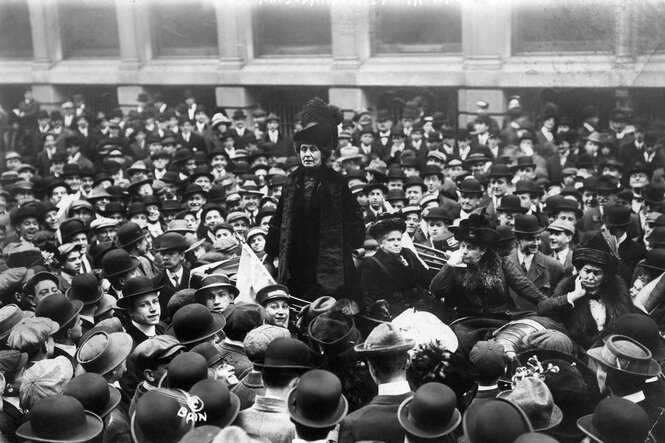 Pio­nie­r*in­nen des radikalen Feminismus in London 1911 umringen Emmeline Pankhurst