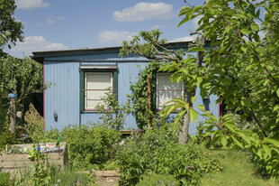 ein blaues Haus in einem Garten