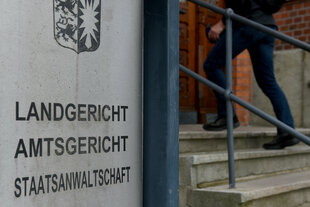 Auf einem Schild steht 