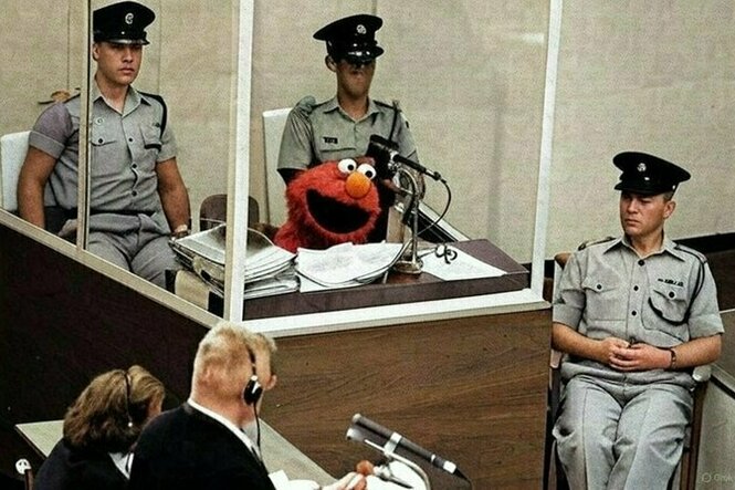 Elmo in einem Verhörsaal