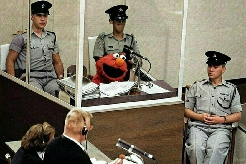 Elmo in einem Verhörsaal