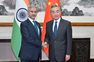 Der chinesische Außenminister Wang Yi und der indische Außenminister Subrahmanyam Jaishankar schütteln Hände