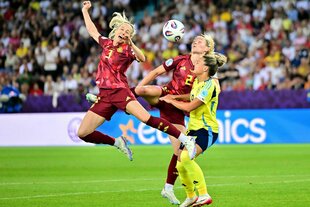 Drei Spielerinnen im Kampf um den heranfliegenden Ball