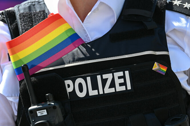 Polizist*in mit Regenebogenfahne
