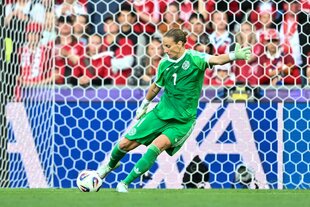 Torhüterin Ann-Katrin Berger kickt den Ball aus dem Tor stehend