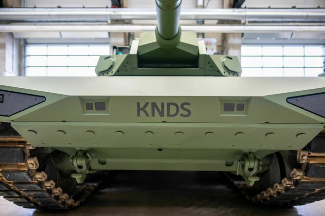 Nahaufnahme der Front eines Leopard Panzers
