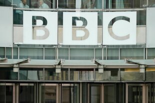 Eingang der BBC mit großem Schriftzug in London