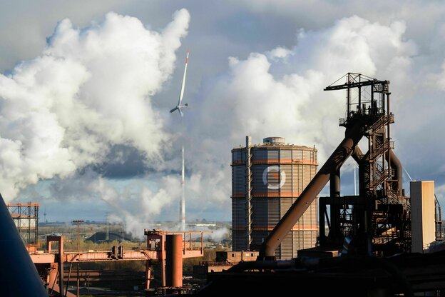 Eine Fabrik mit hellen Rauchwolken