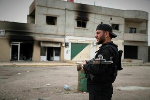 Ein Kämpfer der syrischen Sicherheitskräfte wird als Verkehrsposten eingesetzt