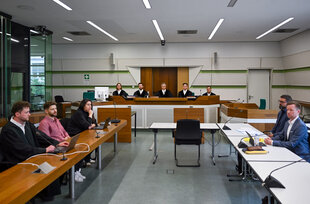 Lahav Shapira, Student der Freien Universität (FU) Berlin, wartet im Gerichtssaal auf den Beginn der Verhandlung vor dem Verwaltungsgericht.