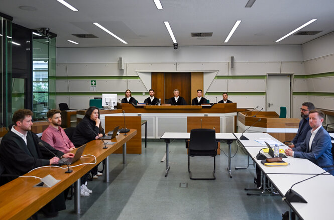 Lahav Shapira, Student der Freien Universität (FU) Berlin, wartet im Gerichtssaal auf den Beginn der Verhandlung vor dem Verwaltungsgericht.