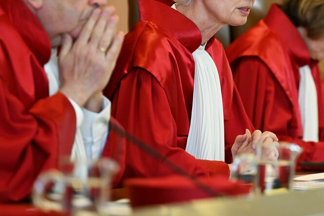 Nahaufnahme, die Oberkörper der sitzenden Richtenden am Bundesverfassungsgericht in ihren Roben