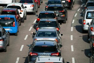 Autos stehen auf der Autobahn im Stau