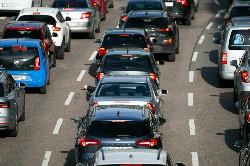 Autos stehen auf der Autobahn im Stau