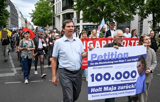 Wolfram Jarosch, der Vater von Maja T., auf einem Protestmarsch in Berlin