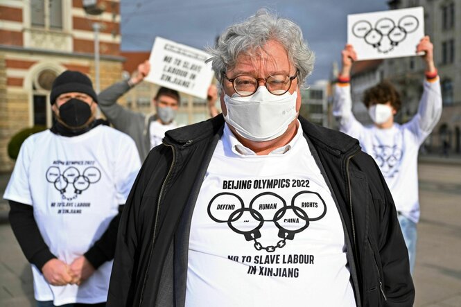 Reinhard Bütikofer trägt ein weißes Shirt mit der Aufschrift "Defend Human Rights in China"