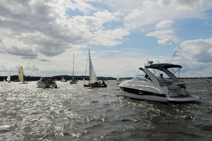 Motor- und Segelboote auf dem Müggelsee