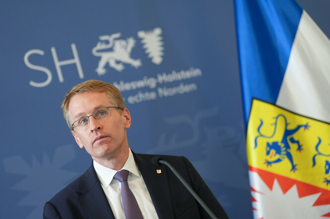 Daniel Günther steht am 8. Juli 2025 während der Pressekonferenz nach der gemeinsamen Tagung der Landesregierung Schleswig-Holstein und des Hamburger Senats vor dem Schriftzug "Schleswig-Holstein. Der echte Norden" im Bundesamt für Infrastruktur, Umweltschutz und Dienstleistungen der Bundeswehr.