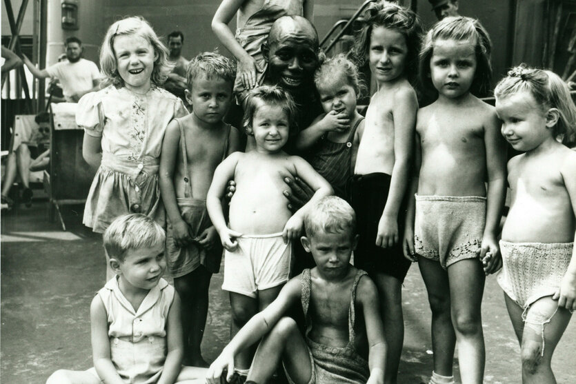 Eine Gruppenfoto zeigt Kinder und einen Erwachsenen