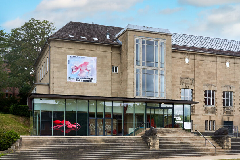 Die Fassade der Kieler Kunsthalle. Im unteren Bereich ist die Film-Installation „Das geliehene Haus – Shell in Transition“ zu sehen.