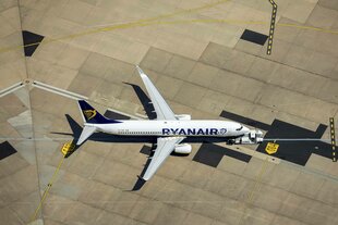 RyanAir Flugzeug auf dem Vorfeld an einer Parkposition mit Parkmarkierung