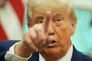 Donald Trump zeigt mit dem Zeigefinger auf sein Gegenüber