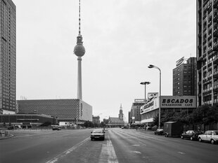 Schwarz-weiß-Foto von Straße vor dem Fernsehturm
