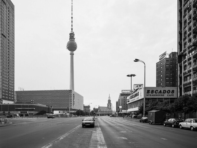 Schwarz-weiß-Foto von Straße vor dem Fernsehturm