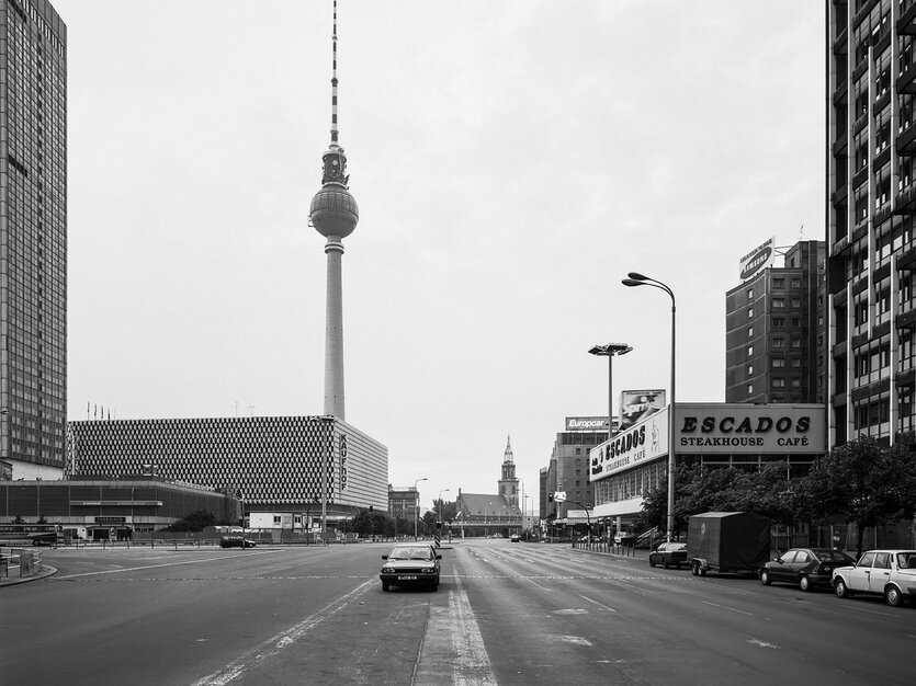 Schwarz-weiß-Foto von Straße vor dem Fernsehturm