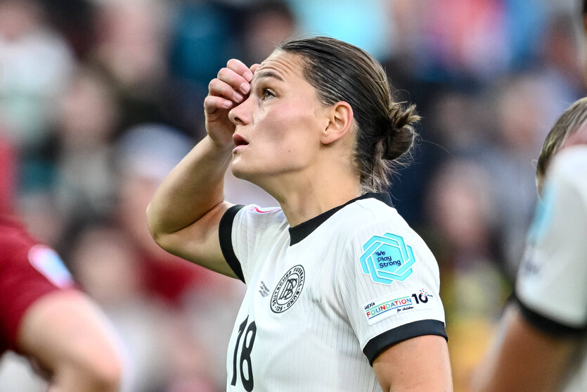 Giovanna Hoffmann fasst sich an die Stirn und schaut nach oben Richtung Himmel