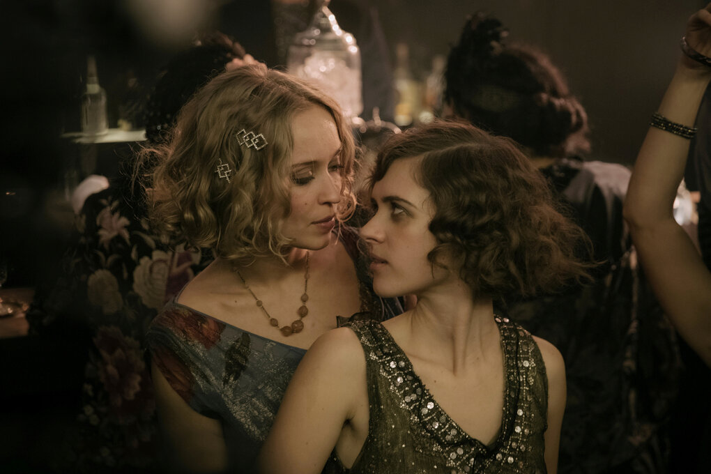 Zwei Frauen in Abendrobe schauen sich tief in die Augen: Szene aus Babylon Berlin