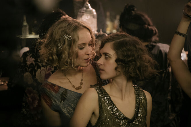 Zwei Frauen in Abendrobe schauen sich tief in die Augen: Szene aus Babylon Berlin