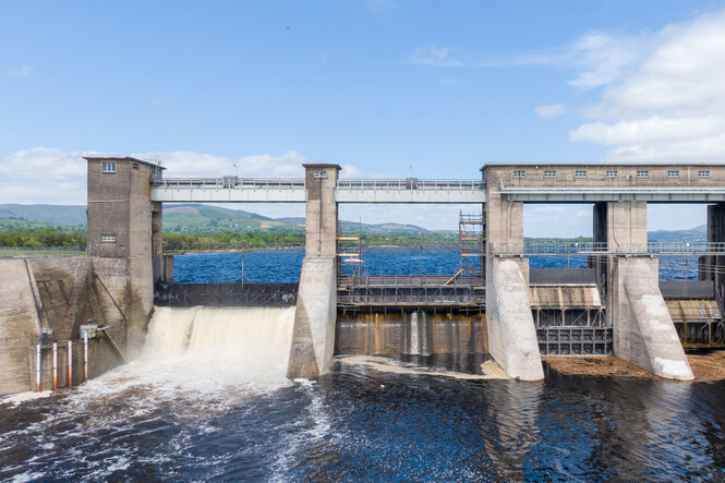 Ein Wasserkraftwerk an einem Stausee.