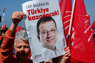 Eine Person hält ein Plakat während einer Protestkundgebung gegen die Verhaftung des Istanbuler Bürgermeisters Ekrem İmamoğlu
