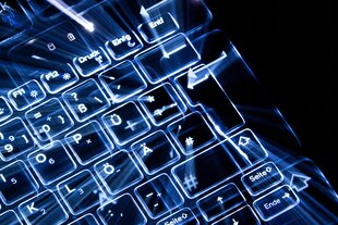 Eine beleuchtete Computertastatur