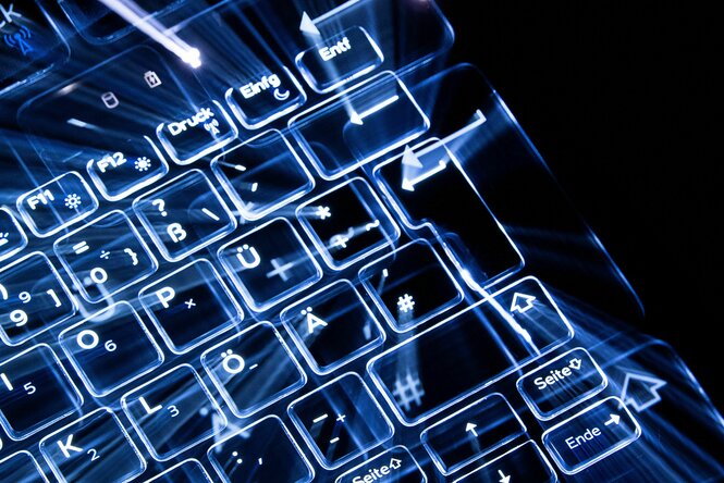 Eine beleuchtete Computertastatur
