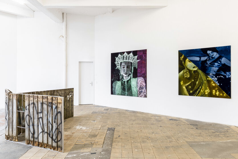 Ausstellungsansicht von „Moonstruck“ mit einer Installation von Jonathan Joosten und Malerei auf Samt von Amrita Dhillon
