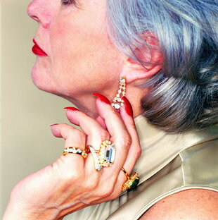 Frau mit grauen Haaren und Schmuck