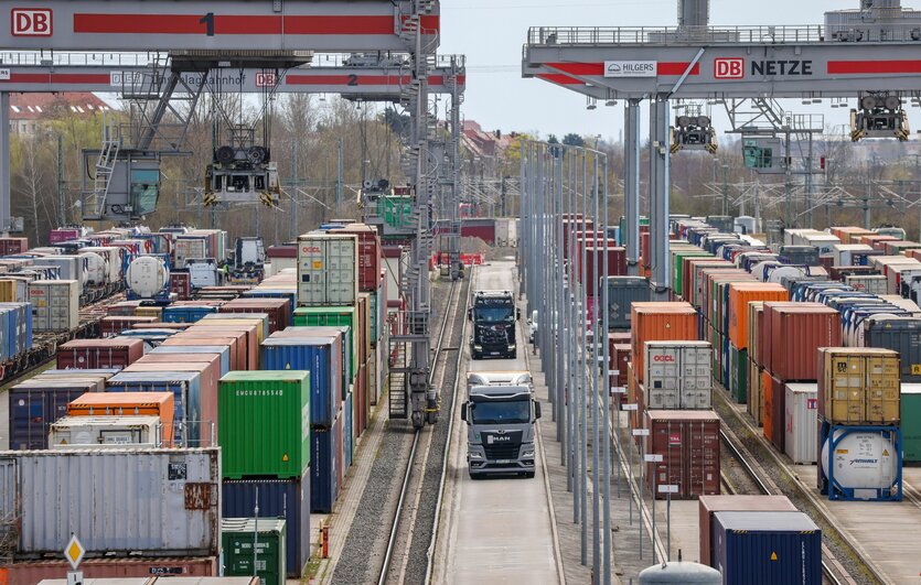 Lkw mit Containern fahren zum Be- und Entladen durch das DUSS-Terminal Leipzig-Wahren