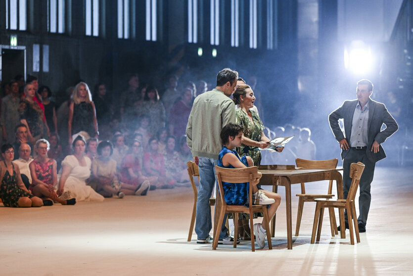 Das Ensemble der Komischen Oper Berlin bei einer Fotoprobe der Oper "Messias" auf dem Gelände vom Flughafen Berlin Tempelhof.