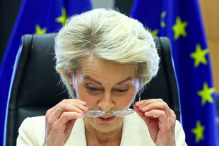 Eine Frau setzt ihre Brille auf