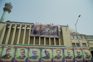 Großformatige bunte Propaganda-Plakate iranischer Kommandeure, die bei israelischen Angriffen getötet wurden, hängen im Stadtbild von Teheran – Teheran, Azadi-Straße, 28. Juni 2025.