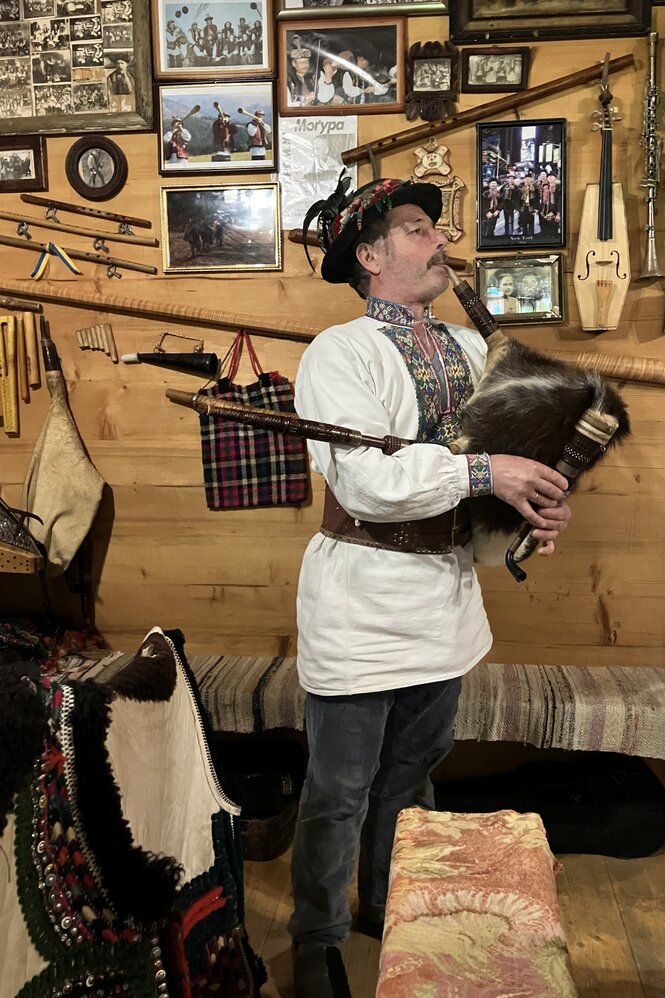 Mikola Ilyuk in der Tracht der Hutsulen