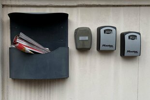 Drei Schlüsseltresore neben Briefkasten mit Magazin