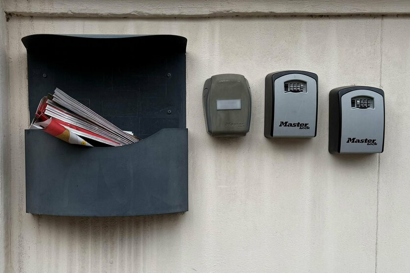 Drei Schlüsseltresore neben Briefkasten mit Magazin