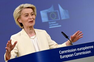 Kommissionspräsidentin Ursula von der Leyen gestikulierend hinterm Rednerpult